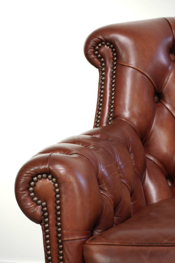 Kwalitatief zeer goede cognac kleurige rundleren chesterfield armchair in Engelse stijl met een tijdloos (photo 10 of 12)