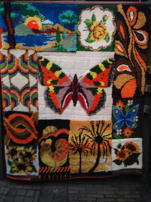 Smyrma vintage avec broderie au sol ou tapisserie des années 1970.