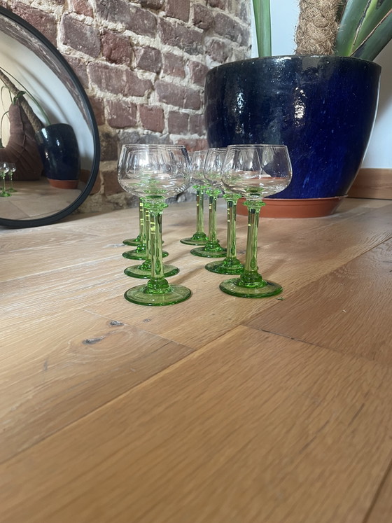 Image 1 of Ensemble de 9 verres à vin/à porto vintage d'Alsace – Verre à l'uranium (14 cm)