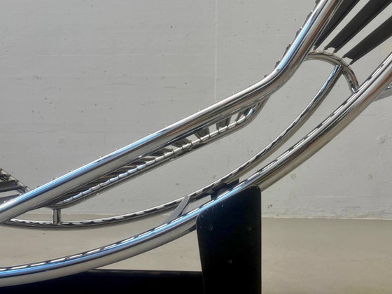 Cassina LC4 Chaises longues en Peau de Poney – Le Corbusier, Pierre Jeanneret & Charlotte Perriand – Metal (photo 16 of 26)
