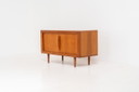 Credenza Svend Dyrlund in teak con ante a serrandina