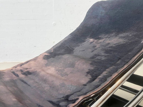Cassina LC4 Chaises longues en Peau de Poney – Le Corbusier, Pierre Jeanneret & Charlotte Perriand – Metal (photo 9 of 26)