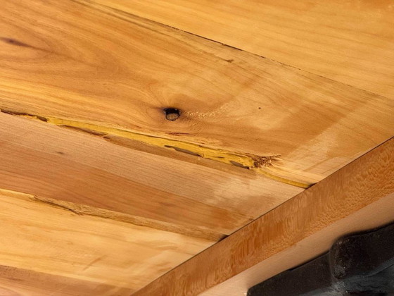 Image 1 of Mesa de centro clásica de madera de cerezo con patas de hierro fundido de Horgenglarus