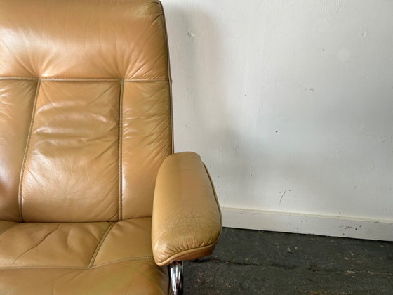 Sillón reclinable escandinavo de cuero de mediados de siglo con estructura cromada, años 60-70. (photo 3 of 8)