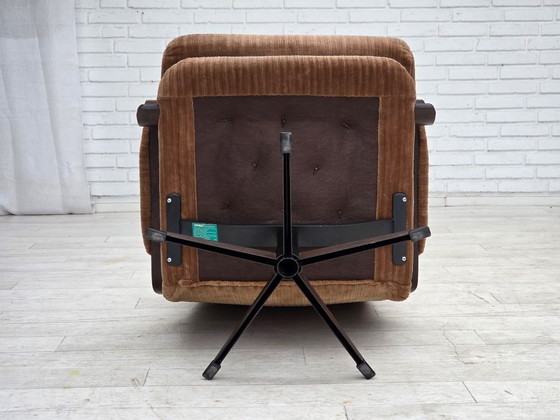 Image 1 of Anni '70, poltrona girevole danese, mobili in velluto a coste, legno di faggio scuro.