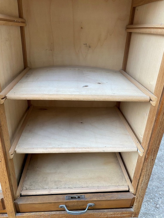 Image 1 of Eikenhouten archiefkast met dubbele kolom en gordijn uit de jaren 50