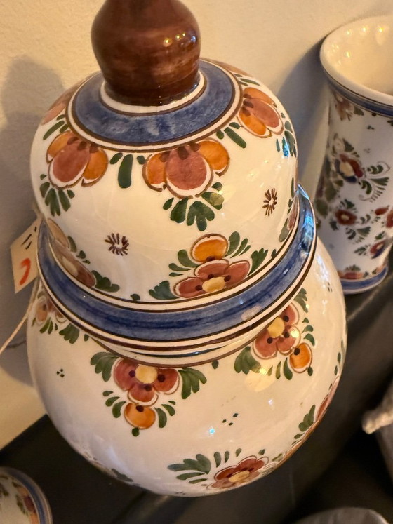 Three-Piece Hand-Painted Delft Polychrome Cabinet Set in Excellent Condition – Vases, Ceramic (photo 3 of 10)