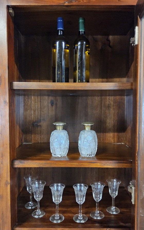 Image 1 of 2x Kolonialstil-Vitrinenschrank aus Holz mit Schublade / Porzellanschrank / Bücherregal / Barschrank