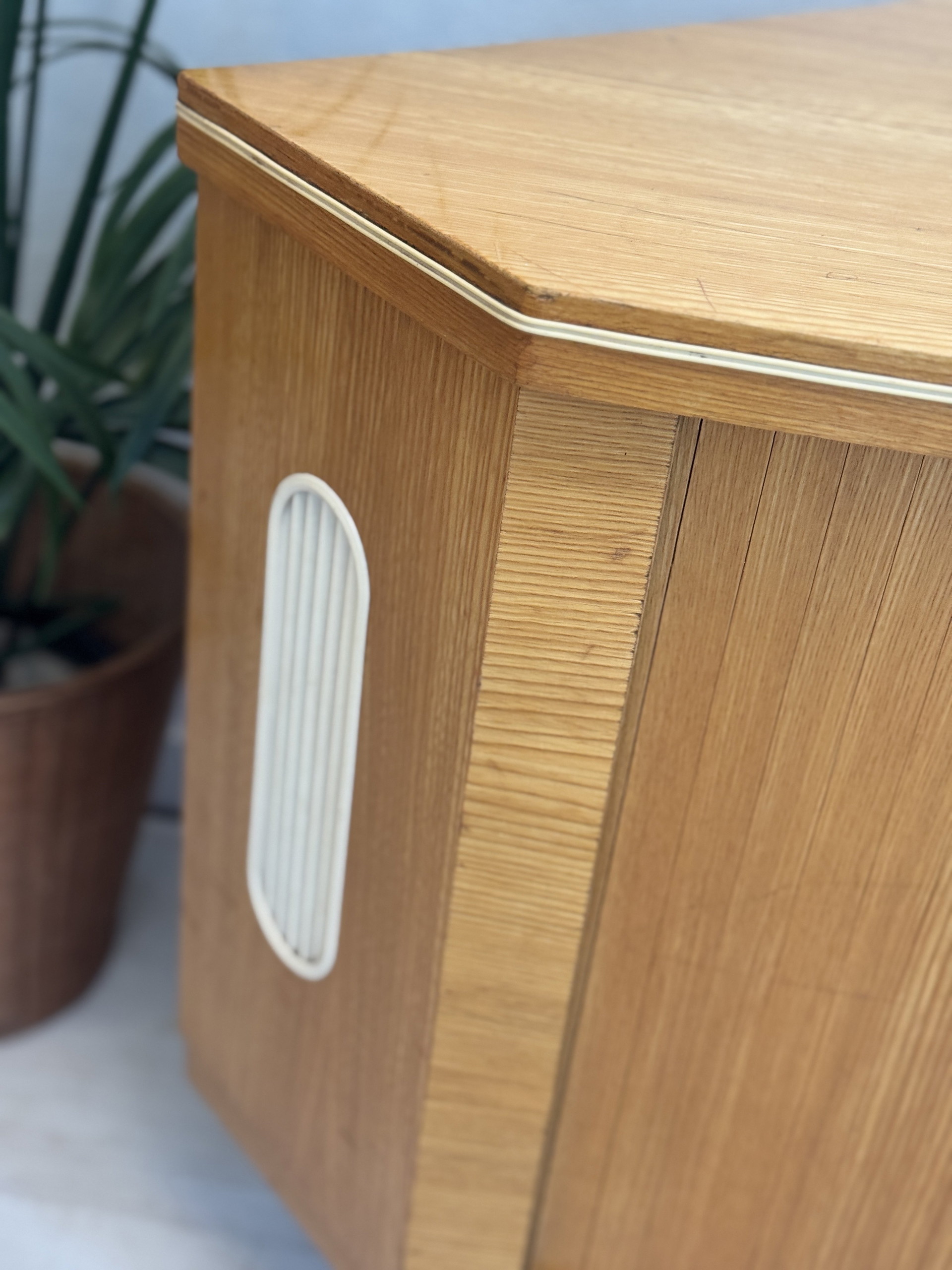 Vintage 'speakeasy' bar cabinet 1950s/60s | €1,250 | Whoppah