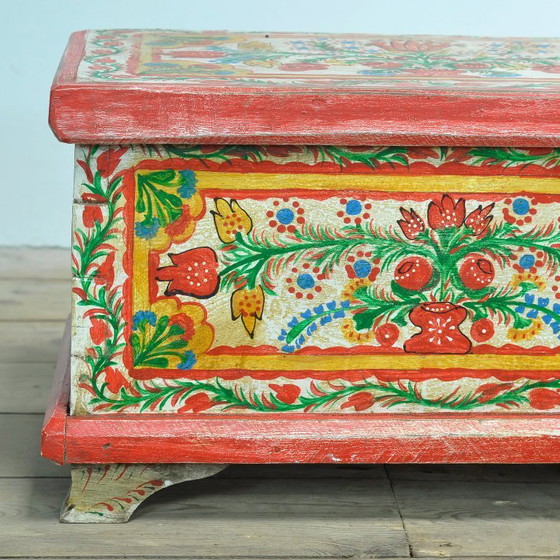 Image 1 of Pequeño cofre de arte popular, circa 1930.