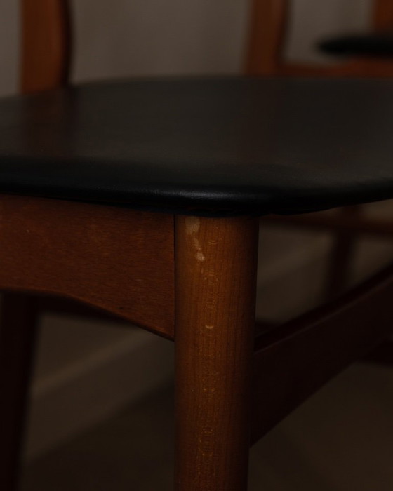 Image 1 of Ensemble de 6 chaises de salle à manger danoises style milieu du siècle · Teck et Skai noir