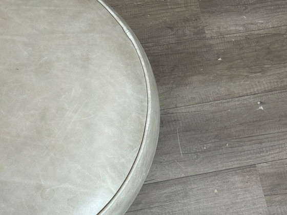 Image 1 of pouf in pelle color tortora