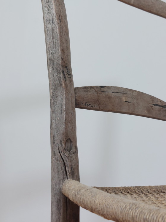 Image 1 of Silla antigua de madera de estilo folclórico francés con pátina y tejido de cuerda.