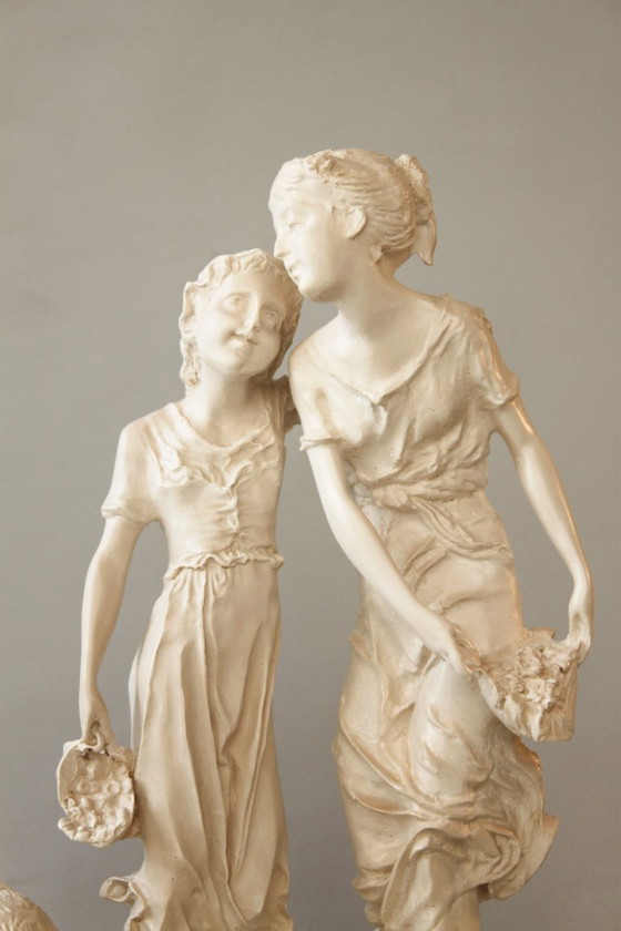 Image 1 of Escultura con niños en el campo. Escultura clásica. Niñas en el campo escultura. Escultura barata.