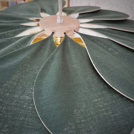 Image 1 of Lampada a sospensione a forma di fiore in rattan e lino color verde abete – Artisan Lighting