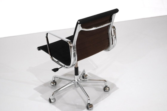 Sedia da ufficio "EA 117" di Charles Ray Eames per ICF USA, 1969. – Poltrone, Tessile (photo 6 of 18)