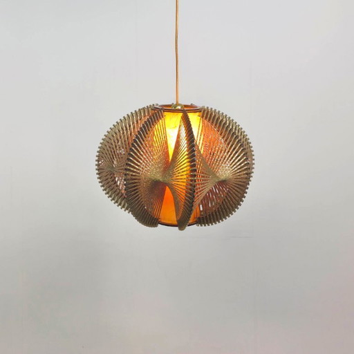 Lampe à fil des années 1960. Fil doré avec cadre en plastique. Style milieu de siècle.