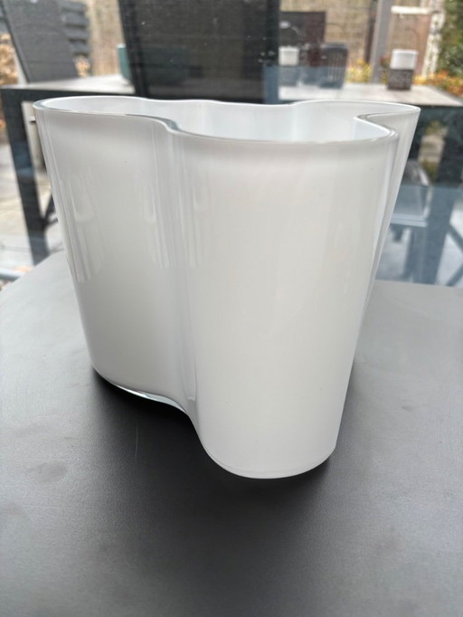 Iittala Alvar Aalto vase, opal white 16 cm
