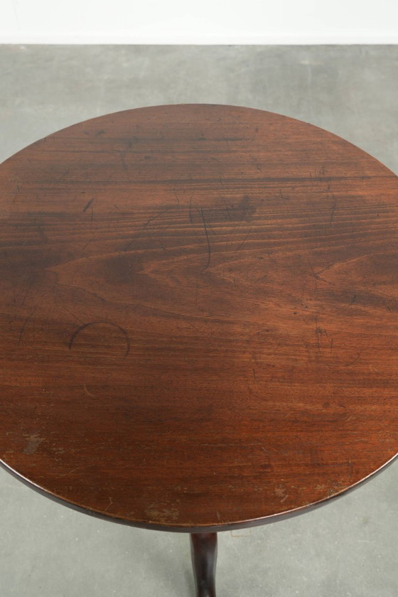 Image 1 of Ronde antieke Engelse tilt top table/ bijzettafel uit begin 19e eeuw met een prachtig patina
