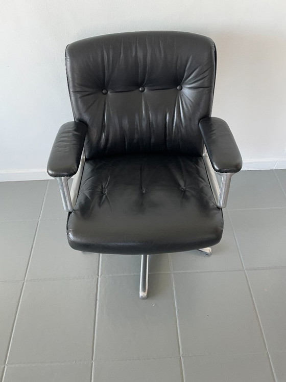 Image 1 of Poltrona modello P126, disegnata da Osvaldo Borsani per la prestigiosa azienda italiana Tecno S.p.A. nel 1966.