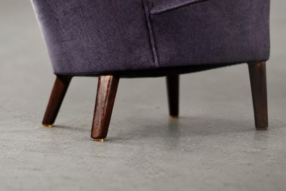 Image 1 of Vintage Scandinavisch-moderne fauteuil met hoge rugleuning, eikenhout en paarse stof, jaren 1950.