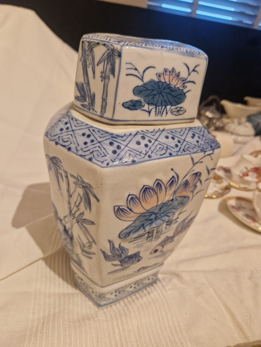 Vecchia brocca o pentola di ceramica