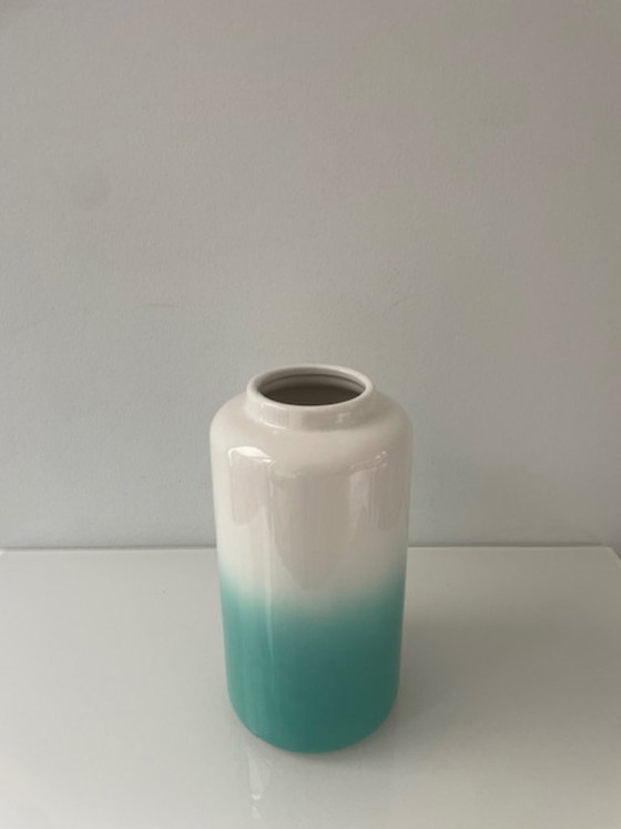 Keramikvase mit Ombré-Effekt in Weiß und Türkis, Vasen, Modern (Foto 3 von 11)