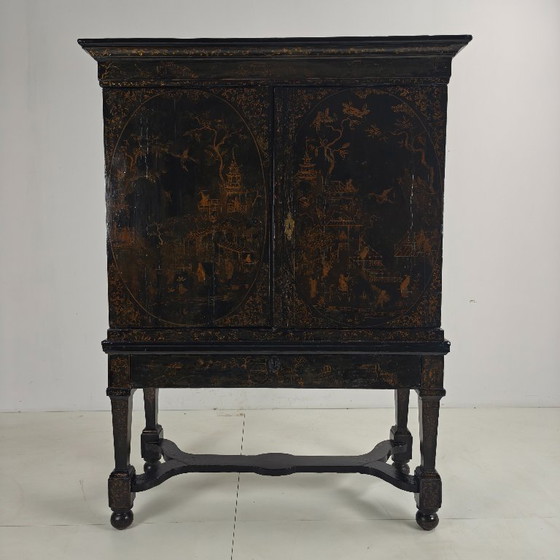 Image 1 of Ein seltener niederländischer Chinoiserie-Schrank aus dem frühen 18. Jahrhundert, lackiert, um 1700.