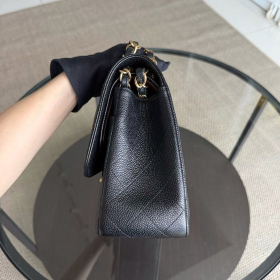 Image 1 of Borsa Chanel Classic Flap Jumbo - Caviar 30 cm, doppia patta, pelle di vitello martellata trapuntata, nera, con finiture dorate.