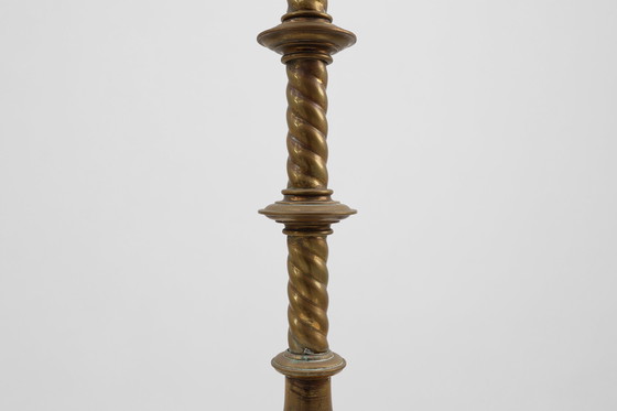 Image 1 of Gran candelabro de iglesia antiguo de cobre decorado, Francia ca. 1900