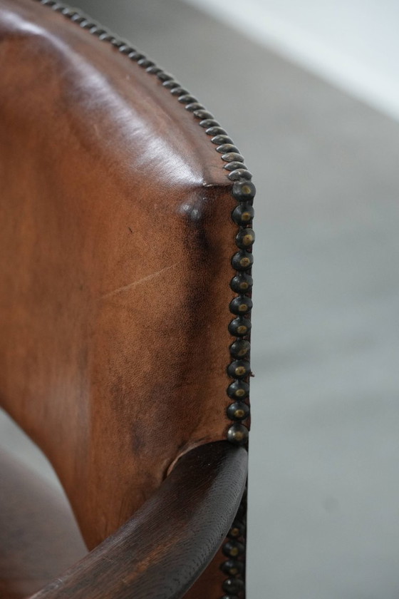 Image 1 of Elegante antieke schapenleren bureaustoel met een zwaar houten frame