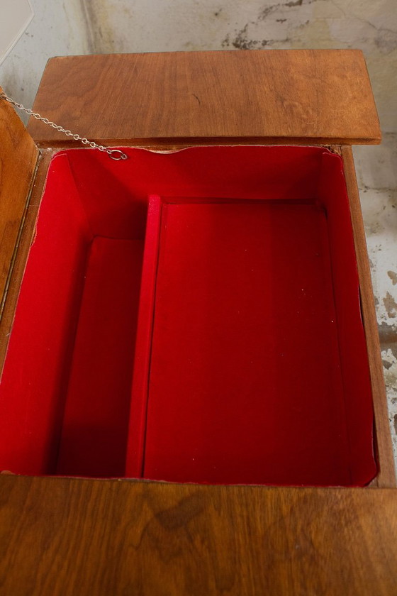 Toeletta vintage in legno con rivestimento in velluto rosso – Tolette (photo 7 of 8)