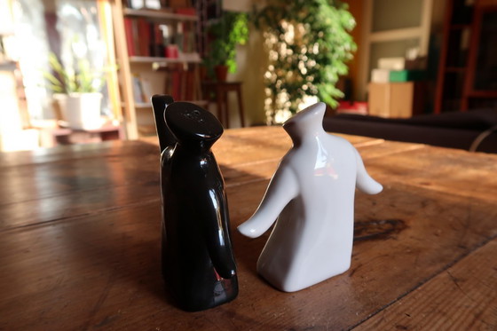 Image 1 of Saliera e pepiera moderne in ceramica, figure antropomorfe in bianco e nero - 2C34