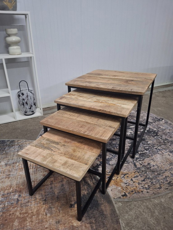 Image 1 of Ensemble de 4 tables basses en bois de manguier et métal, neuves