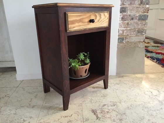 Image 1 of Nachtkastje met kompasvormige poten