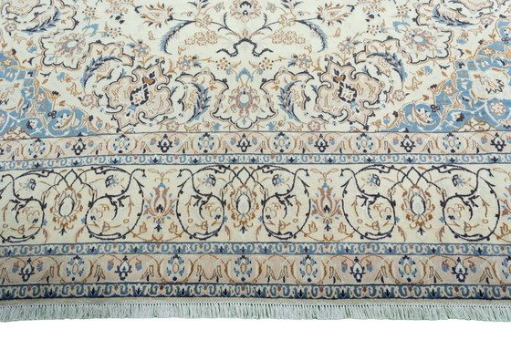 Image 1 of Hand-knotted Persian carpet Nain 9La - 418 x 300 cm - With silk content & fine medallion design