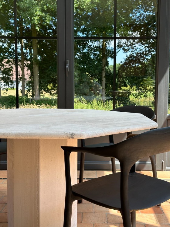 Image 1 of Travertin Esstisch achteckig grob behandelt mit Fleckenstopfen