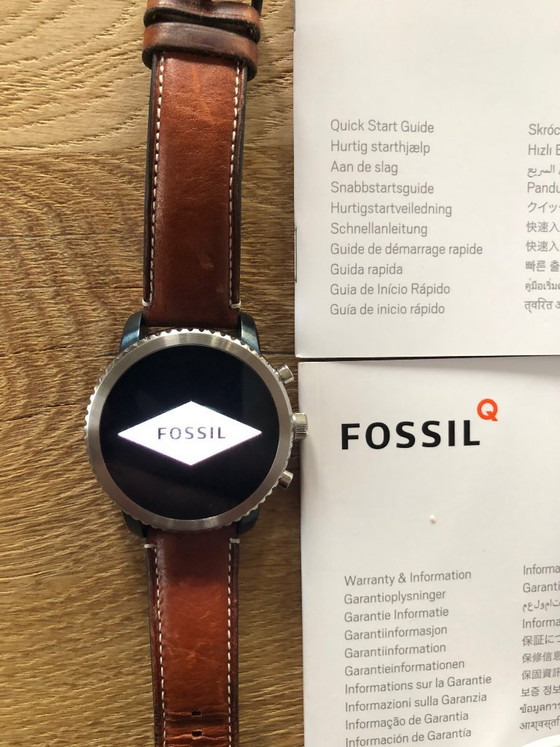 Fossil Smartwatch – Gifts, Glass, Leather (photo 2 of 6)
