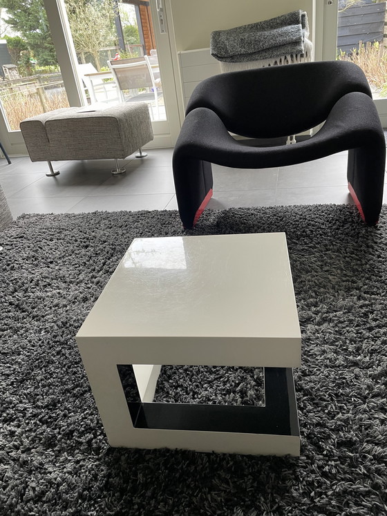 Image 1 of 2 tavoli geometrici bianchi/neri 40 x 40, in legno laccato.