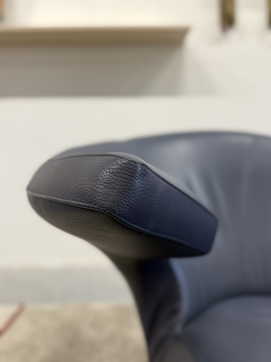 Image 1 of Fauteuil pivotant Leolux Parabolica en cuir bleu