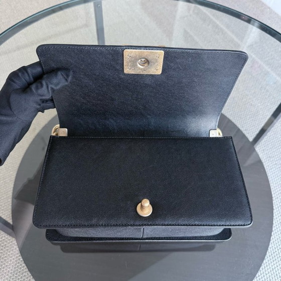 Image 1 of Chanel Boy Medium - Caviale 25 cm Chevron Nero Hardware Oro