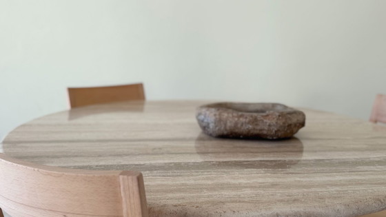 Image 1 of Ronde eettafel van natuurlijk travertin - Moderne vintage designtafel