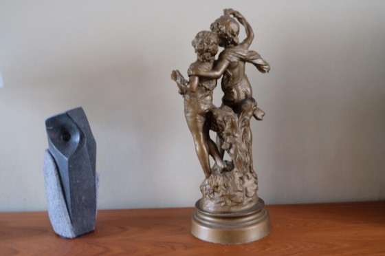 Una estatua dorada/cobriza de un niño y una niña jóvenes enamorados. – Esculturas, Metal (photo 13 of 19)