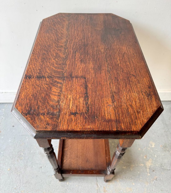 Image 1 of Mesa auxiliar antigua de madera con 2 niveles