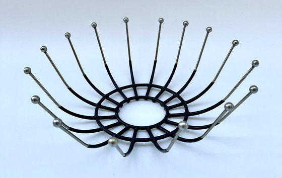 Image 1 of Fruttiera scultorea in metallo – Mid-Century Modern, circa anni '60/'70