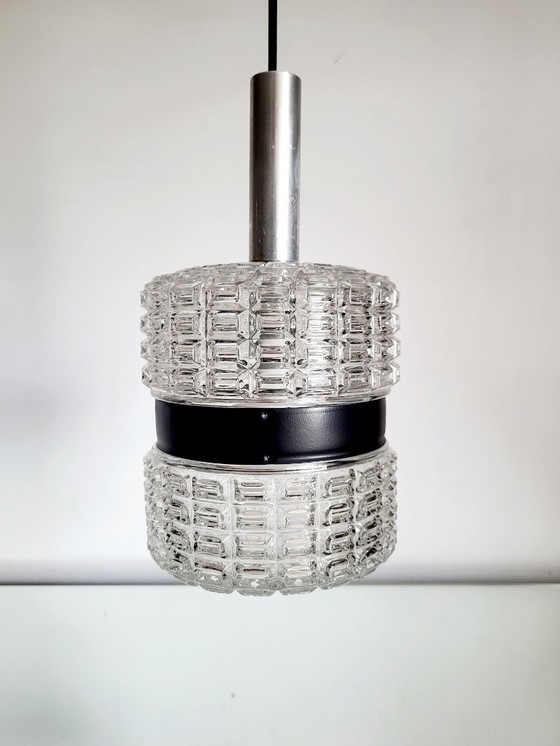 Image 1 of Lampada a sospensione vintage, finitura cromata e paralume in vetro, anni '60