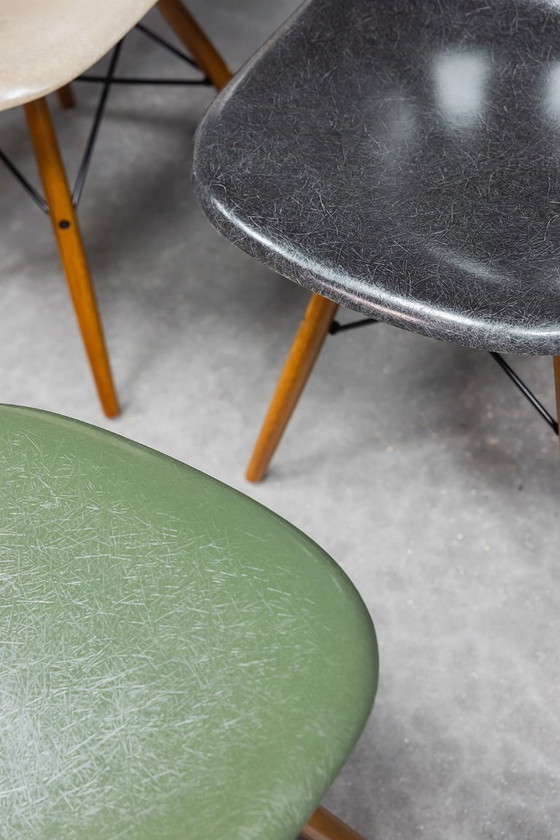 Image 1 of Eames DSW glasvezelstoelen