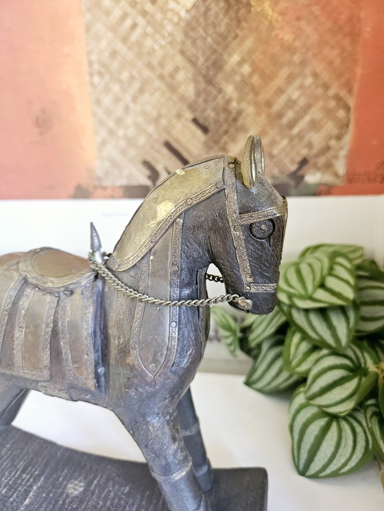 Image 1 of Statuetta vintage a forma di cavallo a dondolo in legno con decorazioni in ottone