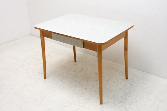 Image 1 of Table centrale en formica et bois du milieu du siècle, Tchécoslovaquie, années 1960