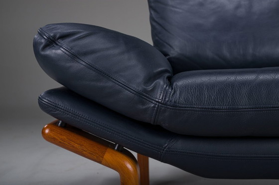 Image 1 of Poltrona danese in teak e pelle blu navy di Komfort, anni '70
